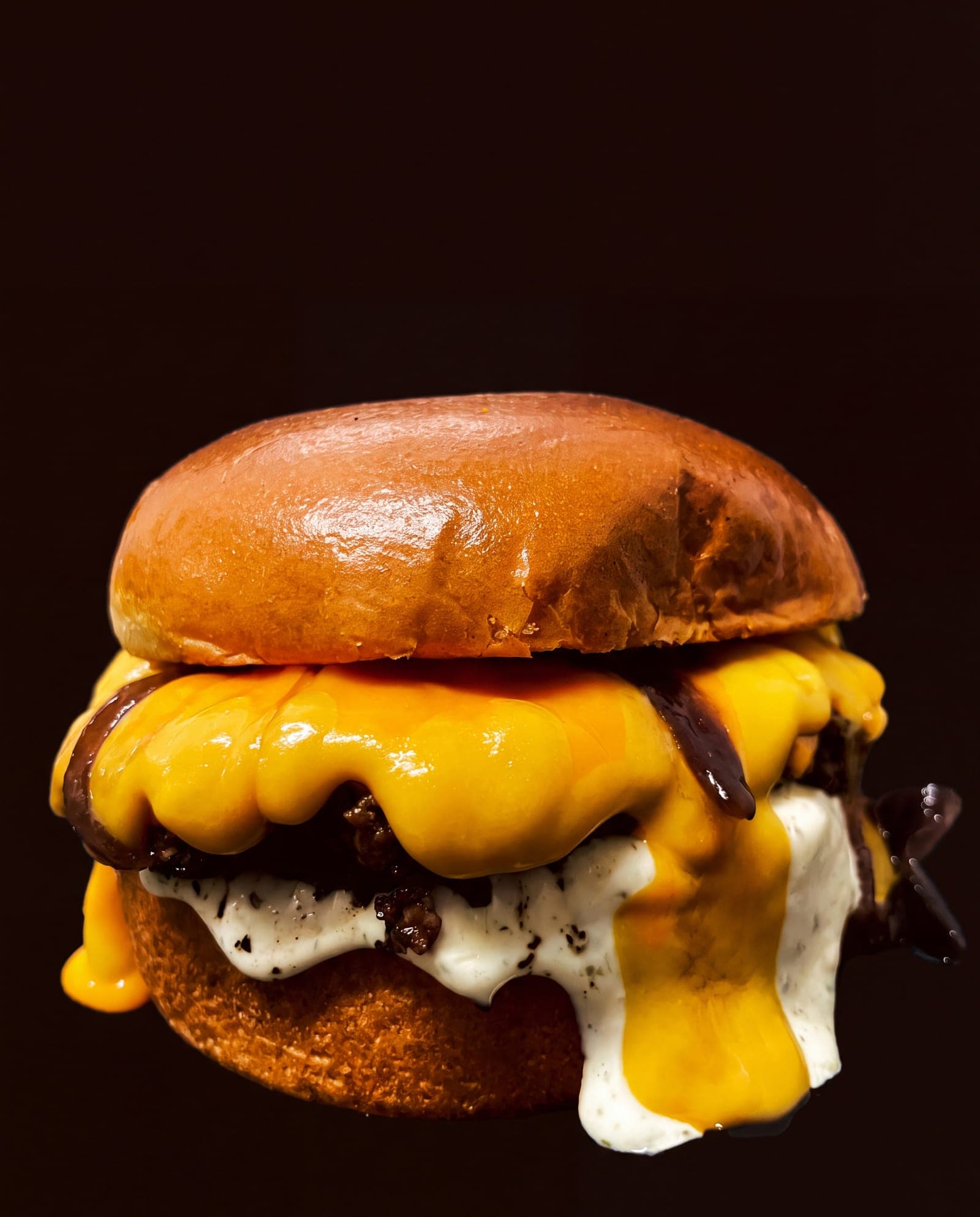 Cheeseburger mit laufendem Cheddar
